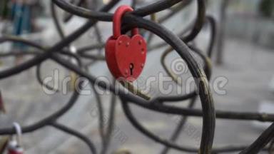 心脏的锁挂在金属人造树爱好者身上